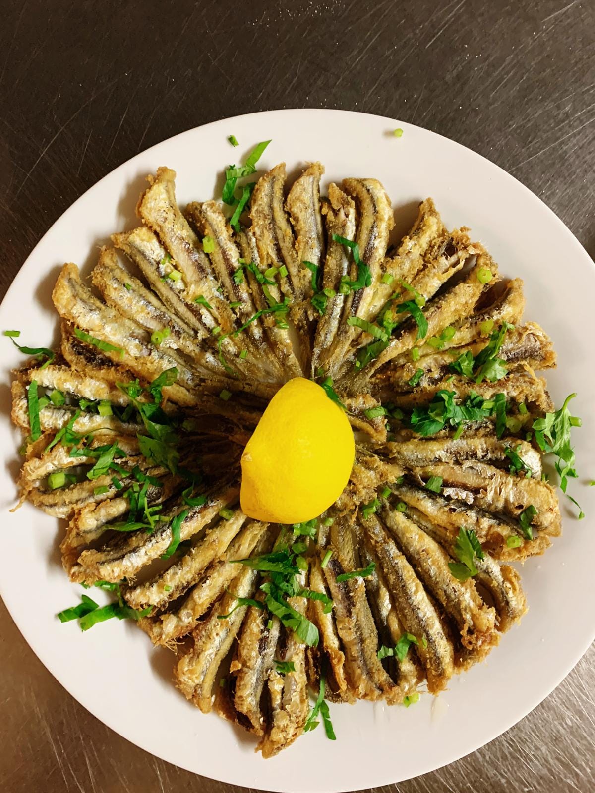 Panierte Sardellen aus der Pfanne