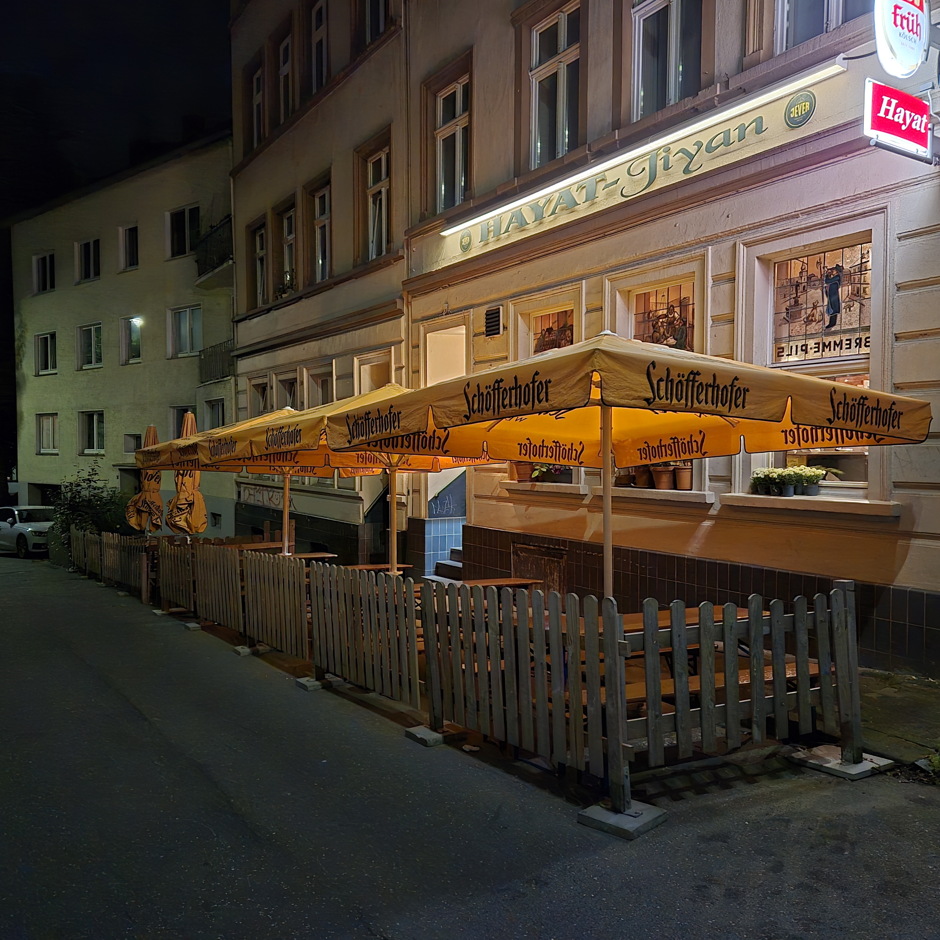 Außengastronomie am Abend vor dem Restaurant