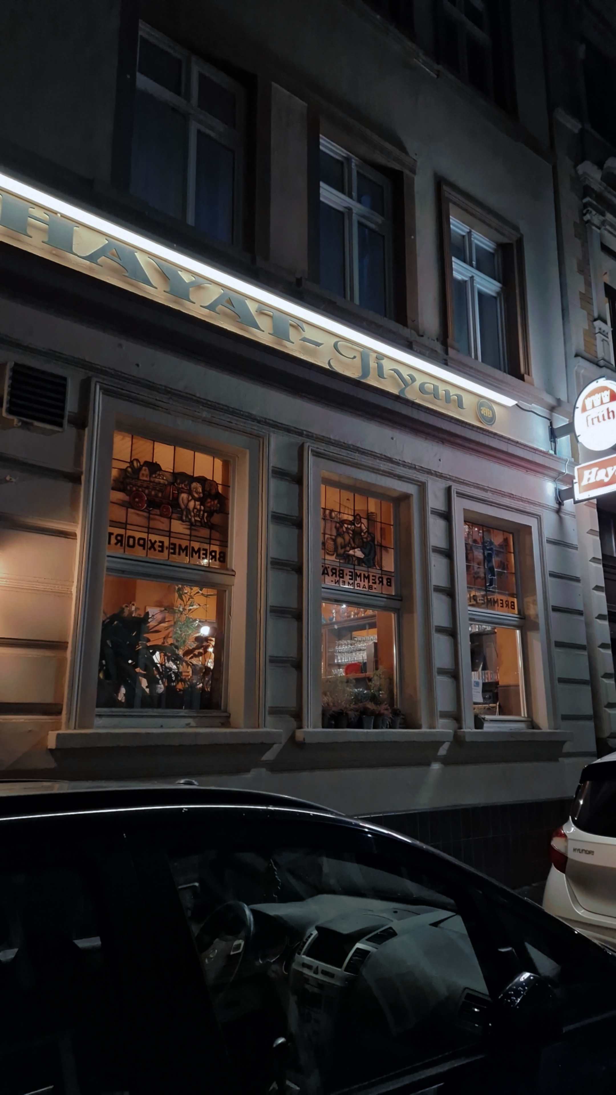Außenansicht des Restaurants bei Nacht